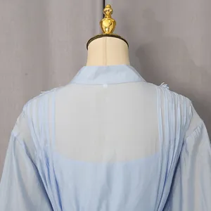 Vista detallada de la espalda de un vestido azul claro retro con panel transparente.