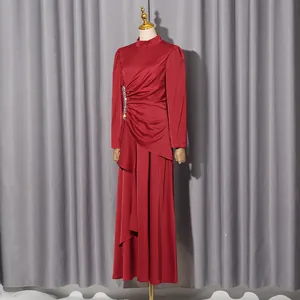 Ganzkörperansicht eines eleganten weinroten Faltenabendkleides an einer Schaufensterpuppe