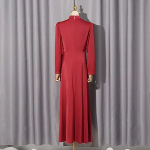 Rückansicht eines eleganten roten Maxikleides aus Satin mit langen Ärmeln und Stehkragen
