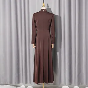 Detailansicht der Rückseite eines eleganten braunen Satin-Maxikleids im Palaststil