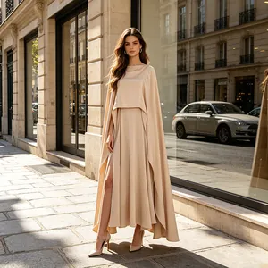 Elegante abito lungo in raso champagne con mantella coordinata e spacco laterale alto