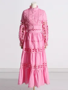 Elegante conjunto de dos piezas de encaje rosa con bordado vintage y hermosas mangas abullonadas