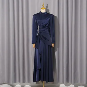 Elegantes marineblaues Maxikleid mit gefalteter Taille und funkelnden Strassdetails