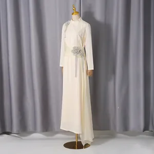 Κομψό γαλλικό vintage ιβουάρ μάξι φόρεμα με λεπτομερή ζώνη με λουλούδια και πούλιες