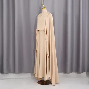Vista completa del set di abiti eleganti tre pezzi beige su un manichino
