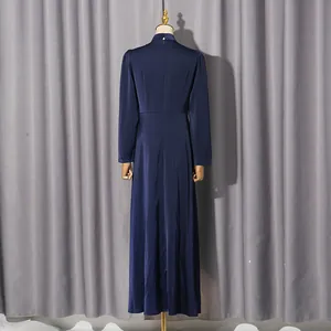 Detaillierte Rückansicht dieses eleganten marineblauen langärmeligen Maxikleides im Hofstil