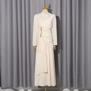 Elegantes beiges Maxikleid mit Strass-Falten-Taille und Stehkragen an der Puppe
