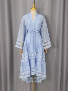 Elegante abito lungo azzurro stile vintage francese con pizzo e balze ricamate per donna.
