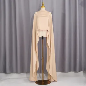 Elegante set a tre pezzi in raso champagne con scialle drappeggiato a terra
