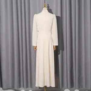 Rückansicht eines eleganten cremefarbenen Maxikleids mit langen Ärmeln im Royal-Stil.