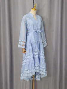Elegante abito lungo vintage francese azzurro con pizzo, ricami e orlo con volant