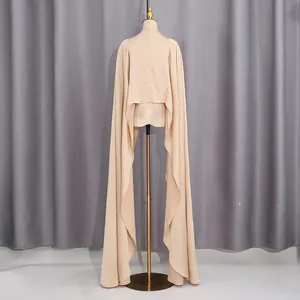 Elegante scialle mantella champagne, vista posteriore con lunghi dettagli drappeggiati