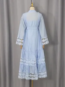 Elegante abito lungo azzurro con ricami di fiori in pizzo bianco e orlo a balze