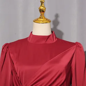 Nahaufnahme eines eleganten burgunderfarbenen Satinkleids mit Plisseekragen