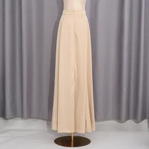 Vista posteriore dettagliata di un'elegante gonna lunga in raso beige su un manichino da studio