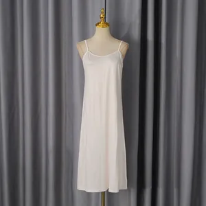 Vorderansicht eines eleganten weißen Camisole-Midikleids auf einer Studio-Schaufensterpuppe