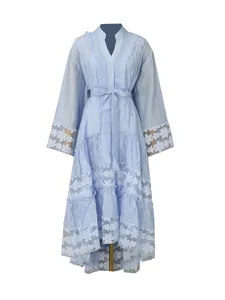 Abito lungo vintage azzurro con pizzo ricamato, orlo a balze e colletto alla coreana
