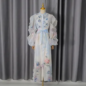 Detaillierte Ansicht eines langen Vintage-Kleides mit Blumenmuster und Bindegürtel