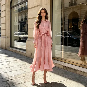 Elegantes französisches rosa Kleid mit Gürtel, Strassdetails und Rüschensaum