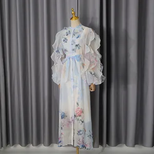 Elegantes Vintage-Maxikleid mit Blumendruck, Rüschen und Bindegürtel auf Schaufensterpuppe.