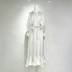 Elegantes weißes französisches Kleid mit Strasssteinen, Bindegürtel und Rüschensaum.