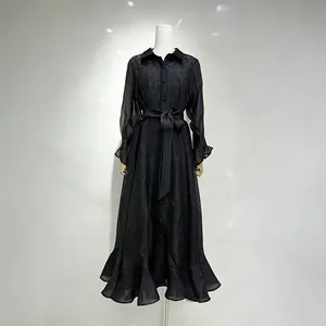 Elegantes schwarzes Maxikleid mit Strasssteinen, Taillenband und Volant-Saum-Detail