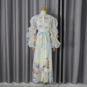 Detailansicht des Blumendrucks und der Rüschenärmel am eleganten langärmeligen Kleid