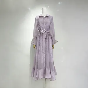 Elegantes lavendelfarbenes Maxikleid mit Strassdetails und Rüschensaum auf einer Schaufensterpuppe.