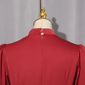 Detailansicht des hinteren Ausschnitts an einem eleganten roten Satinkleid mit Knopf