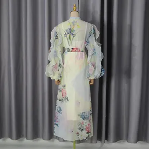 Rückansicht eines eleganten Vintage-Maxikleides mit Blumenmuster und Volantärmeln