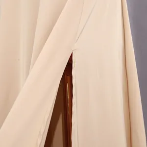 Dettaglio dello spacco laterale e delle cuciture di un'elegante gonna lunga beige estiva