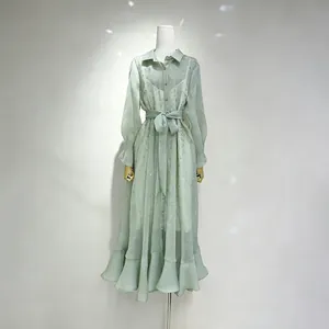 Elegantes mintgrünes langes Kleid mit Strass und Rüschensaum, schicker französischer Stil