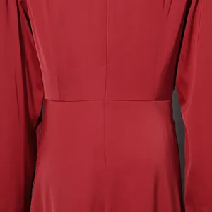 Makro-Nahaufnahme der Taillenlinie und Nähte des eleganten roten Abendkleids aus Satin