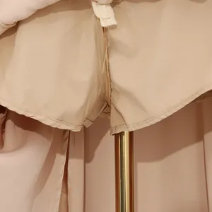Dettaglio ravvicinato della fodera interna beige di questo elegante set da donna a tre pezzi