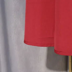 Detailaufnahme des eleganten roten Kleidsaums mit feinen Nähten und glattem Stoff