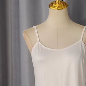 Detailansicht eines cremefarbenen, minimalistischen Unterkleids auf einer Schaufensterpuppe