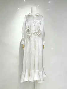 Elegantes französisches weißes Maxikleid mit Strasssteinen und schönem Volant-Saum.