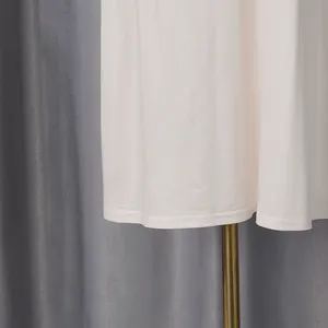 Nahaufnahme der feinen Nähte und des weißen Stoffsaums eines Vintage-Maxikleides mit Blumen
