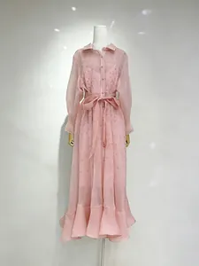 Elegantes rosa Kleid im französischen Stil mit Strass, Gürtel und Rüschen am Saum