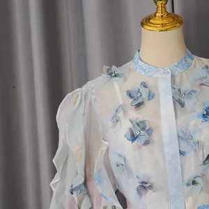 Detail eines Vintage-Kleides mit 3D-Blumenapplikationen und eleganten Rüschenärmeln.