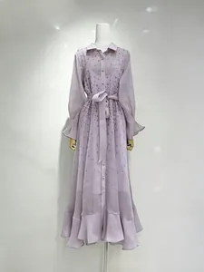 Elegantes lila Maxikleid im französischen Stil mit Strass und Volantsaum.