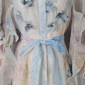 Detailansicht eines vintage Blumenkleides mit Bindegürtel und 3D-Blumenapplikationen