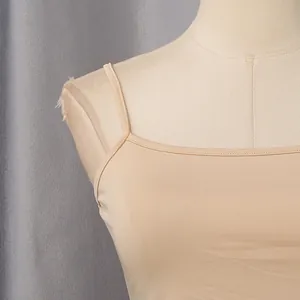 Dettaglio dello scollo di un abito in raso champagne con delicate spalline a sottoveste