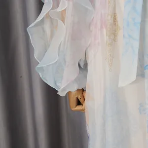 Detailansicht von Blumendruck und Rüschenärmel an einem vintage-stil Sommer-Maxikleid