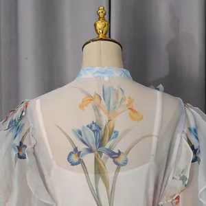Nahaufnahme des Blumendrucks auf einem halbdurchsichtigen Vintage-Kleid mit Iris-Muster