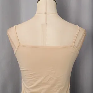 Dettaglio vista posteriore di un top a canotta beige con spalline sottili su un manichino