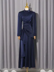 Elegantes marineblaues Satin-Maxikleid mit Falten an der Taille und Kristallbesatz