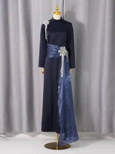 Γαλλικό vintage navy blue σατέν μακρύ φόρεμα με διαμαντένια καρφίτσα και κομψή ζώνη