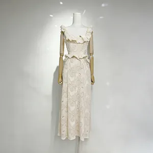 Dettaglio di un abito in pizzo vintage francese crema con ricamo su un manichino