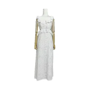 Abito lungo in pizzo bianco vintage francese con ricami e dettagli cut-out in vista frontale